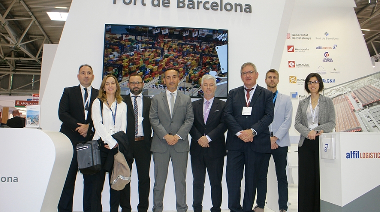 Desde la izquierda: Carles Mayol, Sales Manager del Puerto de Barcelona; Claire P&eacute;rez, representante del Puerto de Barcelona en Francia; David Ruiz, Commercial Manager Zona Portuaria Norte de Ports de la Generalitat; Joan Pere G&oacute;mez i Comes, director general de Ports de la Generalitat; Manel Gal&aacute;n, jefe de Relaciones Institucionales y Promoci&oacute;n del Puerto de Barcelona; Lluis Par&iacute;s, Commercial Manager del Puerto de Barcelona; Miguel As&iacute;n, Project Manager de tmZ (Terminal Mar&iacute;tima de Zaragoza); Anna Llisterri, responsable de Comercial y L&iacute;neas Regulares del Puerto de Barcelona. Foto J.P.