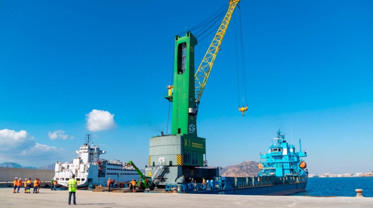 La nueva grúa de TMC agilizará la operativa de la terminal.