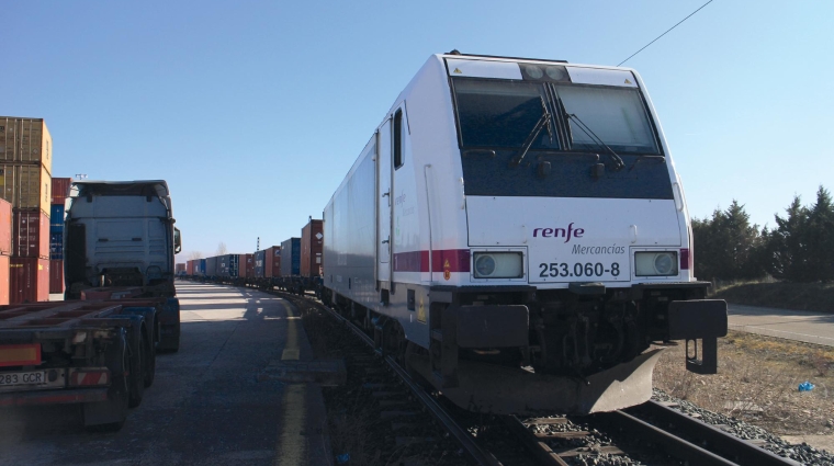 Detalle del primer tren que inaugura el nuevo servicio. Foto: Miguel Jiménez.