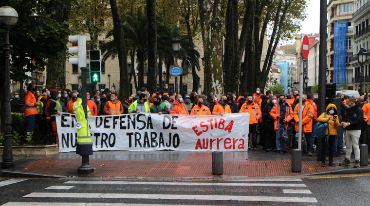 Los estibadores trasladaron ayer su movilizaci&oacute;n al centro de Bilbao. Foto J.P.