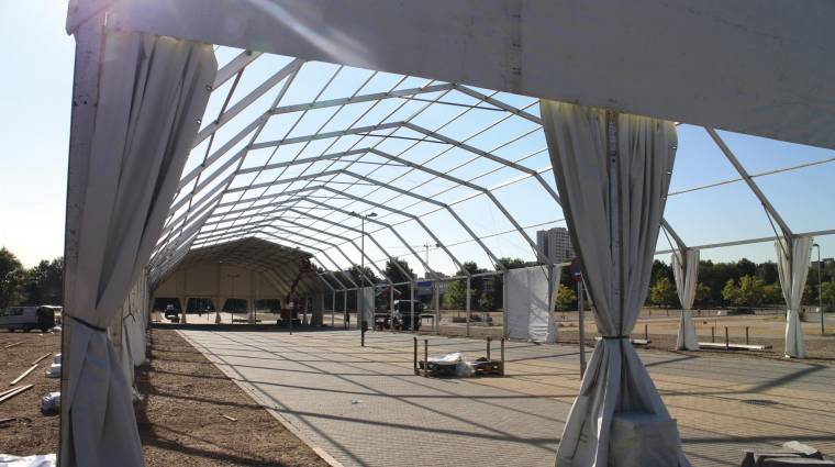 Ayer se daban los últimos retoques para la instalación de la gran carpa de 2.000 metros cuadrados que va a acoger en Coslada la Fiesta de la Logística de Madrid. Foto M.J.