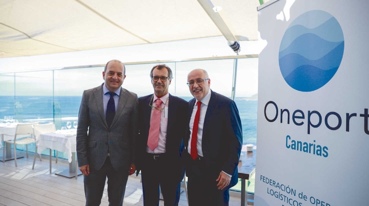 Jos&eacute; Mayor, presidente de Oneport Canarias, en el centro, acompa&ntilde;ado por Juan Jos&eacute; Cardona, presidente de la Autoridad Portuaria de Las Palmas, y Antonio Morales M&eacute;ndez, presidente del Cabildo de Gran Canaria.