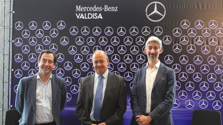 Desde la izquierda: Enrique Fernández-Vial, presidente del Grupo Angal; Antonio García Patiño, presidente de Mercedes-Benz Trucks España; y Mario Polo, gerente de vehículos industriales de Valdisa. Foto M. Tatay.