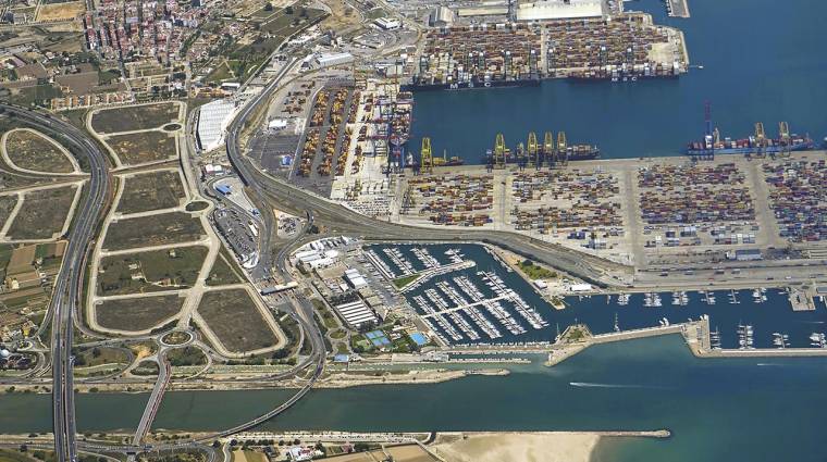 Imagen aérea de la ZAL (a la izquierda de las imágenes) junto al Puerto de Valencia.