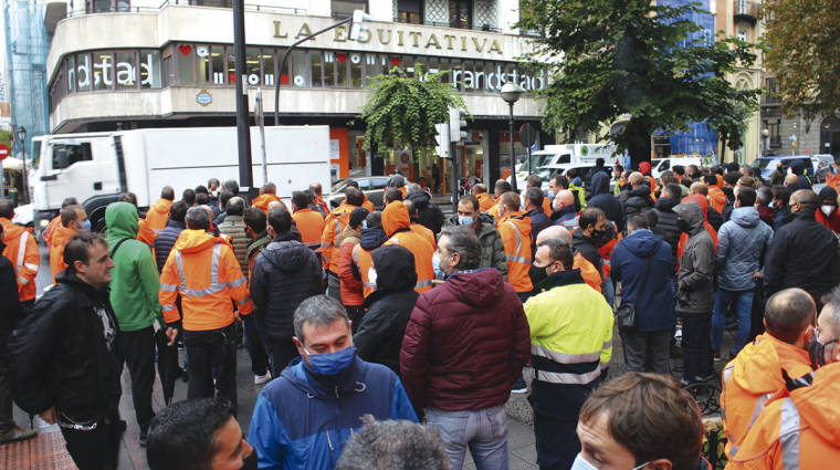 Concentraci&oacute;n de estibadores frente a la oficina de la ETT Randstad en Bilbao en octubre durante la huelga. Foto J.P.