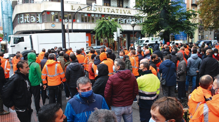 Concentraci&oacute;n de estibadores frente a la oficina de la ETT Randstad en Bilbao en octubre durante la huelga. Foto J.P.