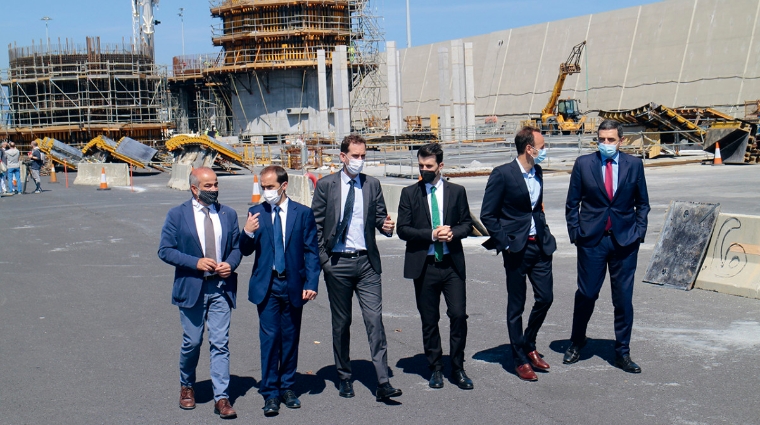 Representantes de las empresas involucradas en el proyecto, del Gobierno Vasco y de la Autoridad Portuaria de Bilbao visitaron el muelle de Punta Sollana donde se lleva a cabo la fabricaci&oacute;n y montaje de la plataforma e&oacute;lica offshore. De izquierda a derecha: Javier Urgoiti, CEO del Grupo SAITEC; I&ntilde;igo Ansola, director general del Ente Vasco de la Energ&iacute;a; Javier Zarraonandia, viceconsejero de Industria del Gobierno Vasco; David Carrascosa, director t&eacute;cnico de SAITEC Offshore; Mikel Garay, director de Desarrollo de Negocio de RWE Renewables; Carlos Alzaga, director de la Autoridad Portuaria de Bilbao. Foto J.P.