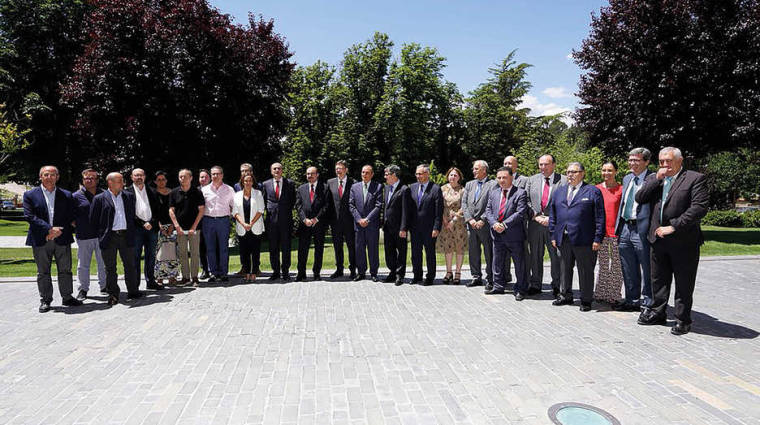Foto de familia de los participantes en la cumbre aragonesa-valenciana, el pasado viernes en Teruel.