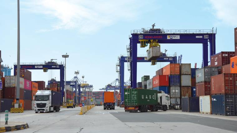 Las asociaciones de transporte portuario de Valencia esperan que la situación se normalice en los próximos días