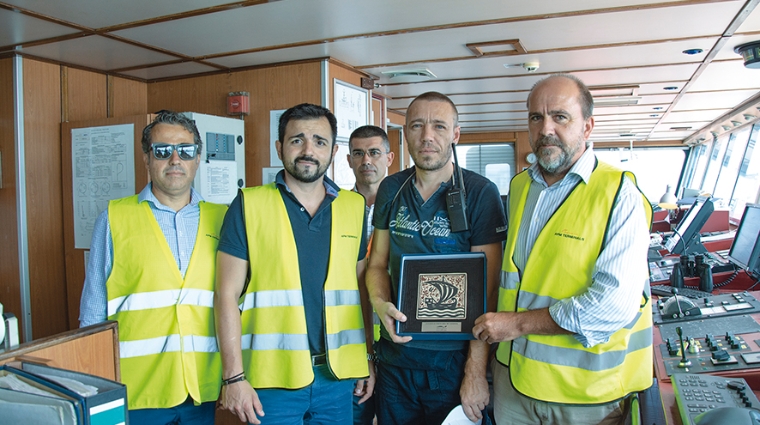 Miguel Mar&iacute;n, director comercial de APTM Valencia; Amadeu Bret, jefe de l&iacute;nea de Akkon Lines; Jos&eacute; Luis P&eacute;rez, director de operaciones de APTM Valencia; el segundo oficial del buque y Manuel Rodr&iacute;guez, director de navieras de la APV. Foto Alba Prado.