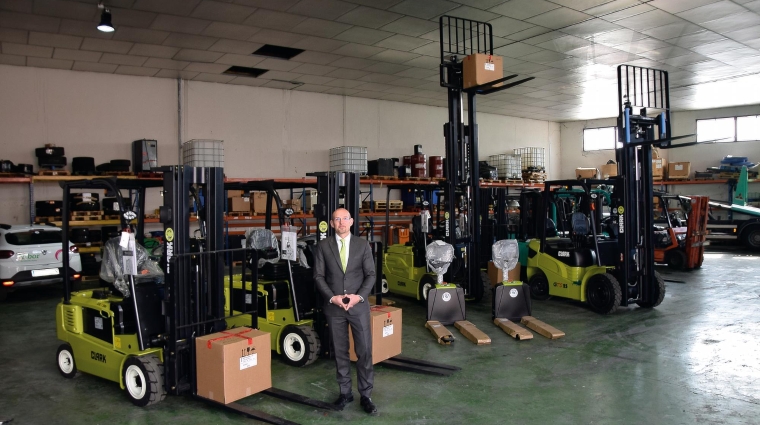 Johannes Menzel, gerente de ventas de Clark en España y Portugal, junto a las carretillas Clark del taller de Grupo NC/Ontieleva en Ontinyent. Foto: Arturo García.