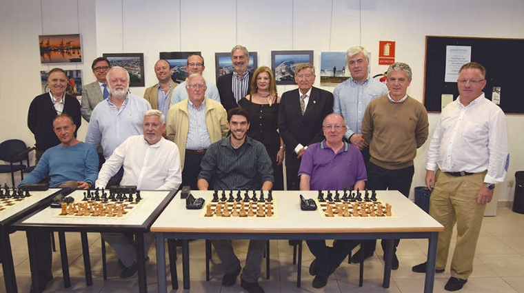 Los participantes en el torneo con el presidente de Propeller Valencia, Francisco Prado; la presidenta del Montep&iacute;o, Pepa Ruano y Francisco Roca Monz&oacute;, organizador del Torneo como miembro de la Junta Directiva de Propeller Valencia.