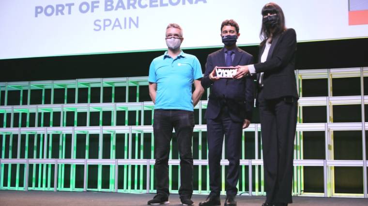 Dami&agrave; Calvet, presidente del Port de Barcelona, recoge el premio.