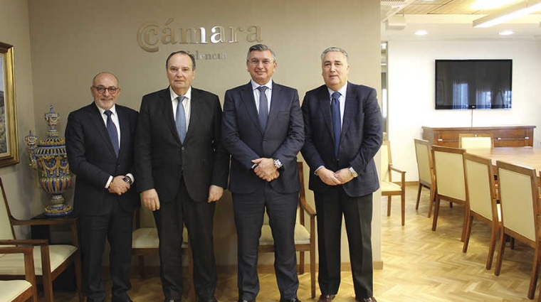 De izquierda a derecha: Carlos Virosque, miembro de la C&aacute;mara y de la FVET; Jos&eacute; Vicente Morata, presidente de la C&aacute;mara de Comercio de Valencia; Carlos Prades, presidente de la FVET; y Carlos Garc&iacute;a, gerente de la FVET.