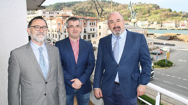 C&eacute;sar Salvador, ahora director en funciones de la Autoridad Portuaria de Pasaia (izquierda), con el presidente, F&eacute;lix Garciand&iacute;a (derecha) y David Candelario, director de Servicios e Infraestructura, tras la presentaci&oacute;n del &ldquo;Estudio de mejora operativa del puerto&rdquo;, el pasado 19 de diciembre. Foto J.P.