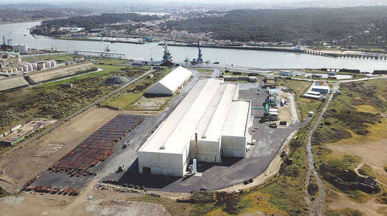 La planta de LDL se ubica en primera l&iacute;nea de muelle del Puerto de Baiona.