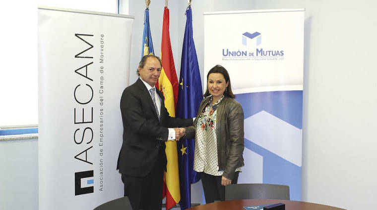 El director adjunto de Uni&oacute;n de Mutuas, Jaime Querol, y la presidenta de ASECAM, Cristina Plumed, firmaron el acuerdo.