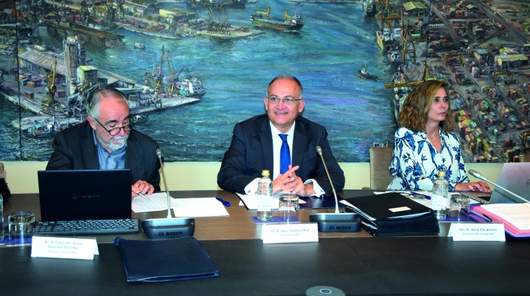 Francesc Sánchez, director general de la Autoridad Portuaria de Valencia; Joan Calabuig, presidente de Valenciaport; y Alicia Paz, secretaria del Consejo de Administración. Foto: Raúl Tárrega.