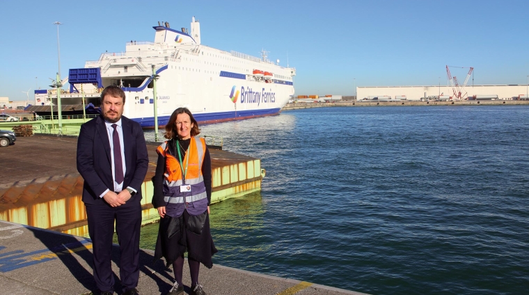 Roberto Castilla, director de Brittany Ferries en España, y Catherine Querne, directora de Estrategia de Brittany Ferries, supervisaron la primera escala técnica del “Salamanca” el pasado viernes en el Puerto de Bilbao. Foto J.P.