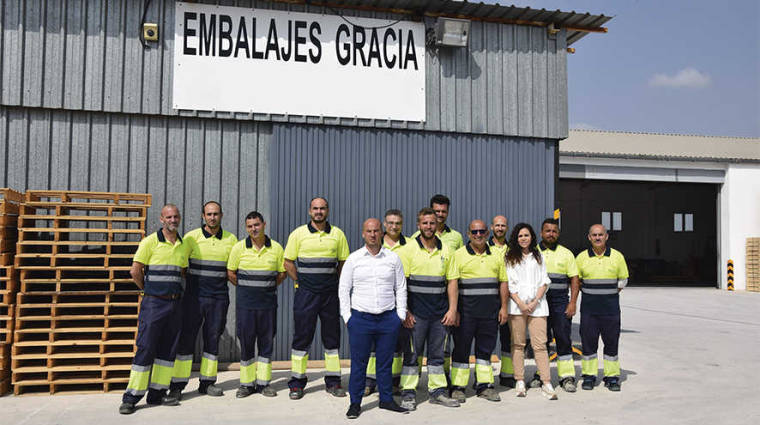 Miguel Gracia y Luis Gracia, en el centro de la imagen, con el equipo profesional de la empresa. Fotos DP.
