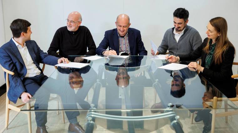 Manolo Pastor (Pavabits), Manel Fraixedas (Matrix), Carlos Fort (Matrix), Alfredo R. Cebrián (Cuatroochenta) y Mónica de Quesada (Pavasal) firman el acuerdo ante notario, en València.