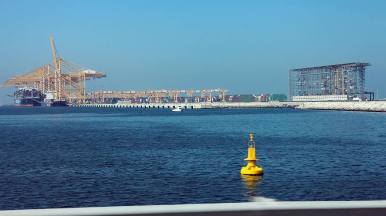 El puerto de Jebel Alí en Dubái es el mayor de Oriente Medio y acoge en la Terminal 4 la estructura de BoxBay un novedoso sistema piloto de almacenamiento de contenedores en 11 alturas. Foto J.P.