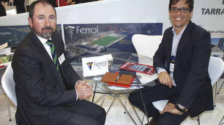 Julio Hern&aacute;ndez, director comercial de la Autoridad Portuaria de Ferrol-San Cibrao (izquierda), y Diogo Pereira, director general de Yilport Ferrol. Foto J.P.