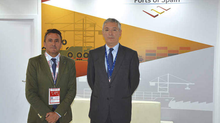 De izquierda a derecha: Manuel Vega, director del departamento comercial de la Autoridad Portuaria de Huelva, e Ignacio Alvarez-Osorio, director de la Autoridad Portuaria de Huelva.