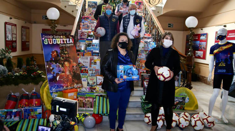 La APC entrega al Ayuntamiento de Cartagena 400 juguetes para su campa&ntilde;a &ldquo;Contagia ilusi&oacute;n. Juguetea&rdquo;.