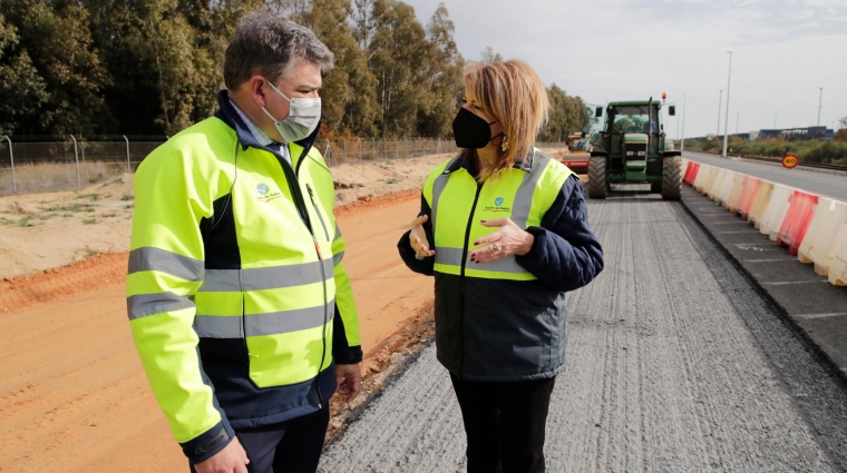 Pilar Miranda, presidenta de la AP de Huelva, en su visita a las obras del Muelle Sur.