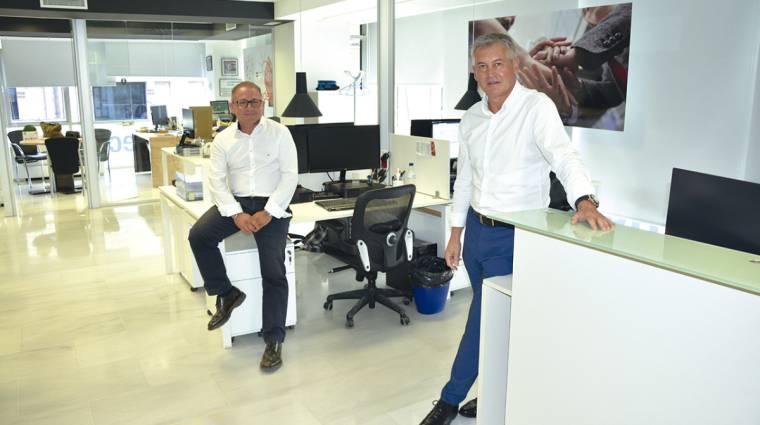 Salvador Gallarte, gerente de Leadertecna, junto a Vicente Mart&iacute;nez, nuevo director ejecutivo, en las instalaciones de la consultora en Valencia. Foto: Loli Dolz.