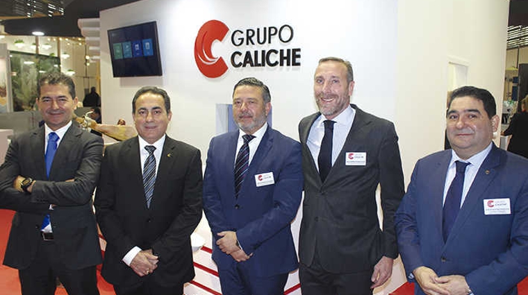 Desde la izquierda: David Mart&iacute;nez, presidente de Grupo Caliche; Jaime Mart&iacute;nez, vicepresidente de Grupo Caliche; Diego S&aacute;nchez, director comercial de Mar&iacute;timo y A&eacute;reo de Grupo Caliche; Alejandro di Bisceglie, director general de Mar&iacute;timo y A&eacute;reo de Grupo Caliche; Jos&eacute; Mar&iacute;a Mart&iacute;nez, consejero delegado de Grupo Caliche. Foto J.P.