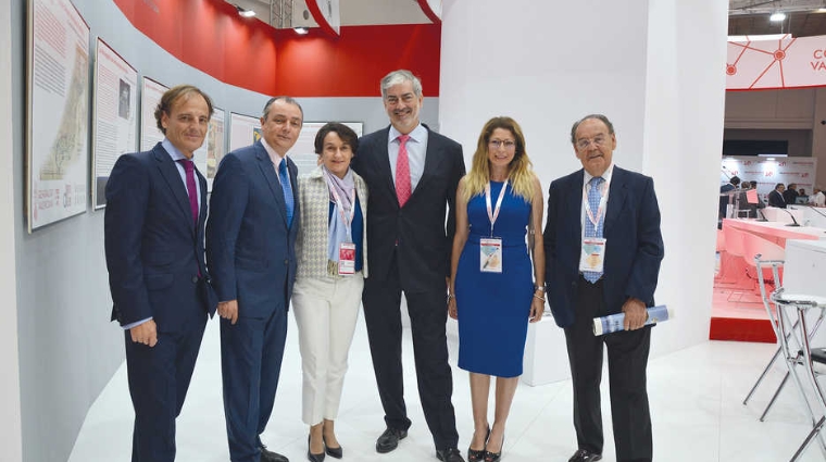 Desde la izquierda: Santiago Fern&aacute;ndez, director de Milestone, Salvador Navarro, presidente de la CEV; Mar Chao, directora comercial de la Autoridad Portuaria de Valencia; Paco Prado, director general de Grupo Diario; Francesca Antonelli, responsable de marketing de la Autoridad Portuaria de Valencia; y Manuel Guerra, subdirector general de la Autoridad Portuaria de Valencia.