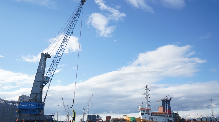 Operativa de la carga de una gr&uacute;a en el Port de Tarragona.