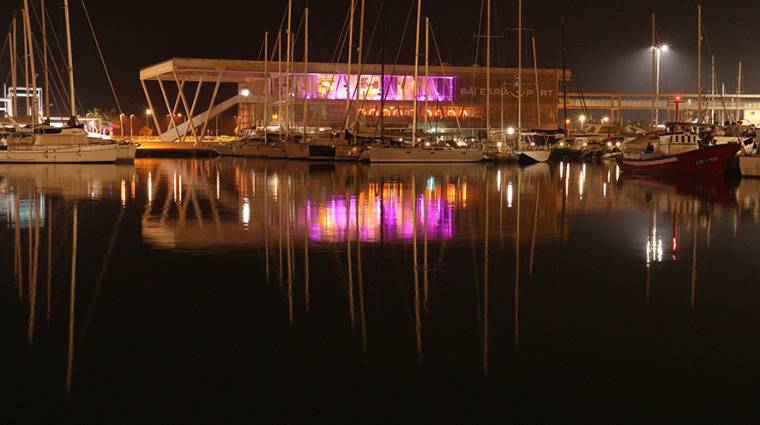 El edificio de Bale&agrave;ria Port, sede central de la naviera en D&eacute;nia, se ilumina de color morado hasta el martes 9.
