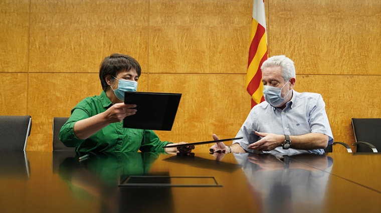La concejala de Movilidad del Ayuntamiento de Barcelona, Rosa Alarc&oacute;n, y el presidente del Consell de Gremis, Joan Guill&eacute;n Esp&iacute;n, han sido los encargados de firmar el convenio.