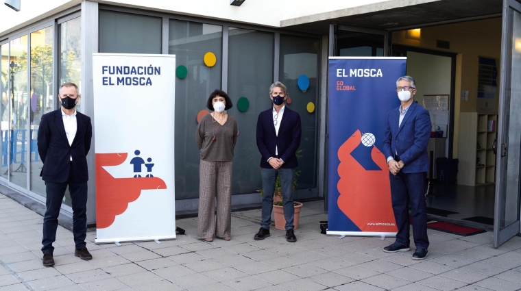 Visita de los responsables de la Fundación El Mosca al centro cultural Retamar donde se realizó la entrega de la donación.