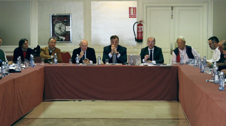 Al centro, Fernando Vidal, presidente de la Asociaci&oacute;n Espa&ntilde;ola de Empresas de Amarre; y a su izquierda, Pancho Peleteiro, secretario general de la Asociaci&oacute;n Espa&ntilde;ola de Empresas de Amarre. Foto I.Pe&ntilde;a.