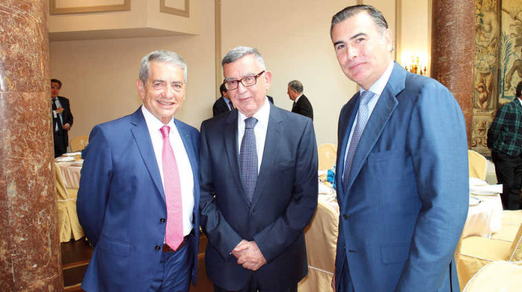 De izquierda a derecha, Antonio Armas, presidente de Navieras Armas; Anastasios Papagiannopoulos, presidente de BIMCO; y Alejandro Aznar, presidente de ANAVE. Foto M.J.