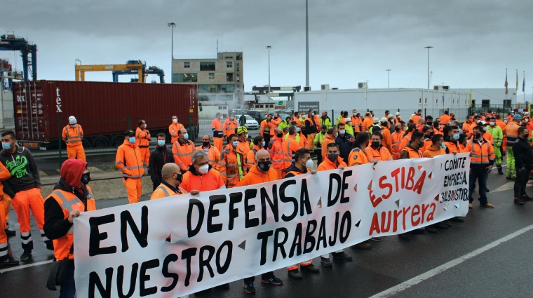 Una concentración de trabajadores en la rotonda principal del Puerto de Bilbao dio inició el 9 de octubre de 2020 a la mayor huelga en el enclave vasco. Foto J.P.