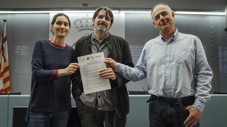 En el centro, el comisionado de Ecolog&iacute;a del ayuntamiento de Barcelona, Frederic Ximeno, ayer, durante el anuncio de adhesi&oacute;n al manifiesto.