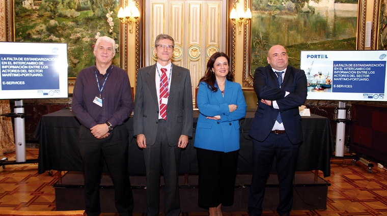 De izqda a derecha, David Notario, Customs &amp; Claims Manager Maersk Line; Antonio Murillo, responsable de servicios de integraci&oacute;n Portel; Sandra Mena, jefa dpto comercial Portel; y Daniel Merino, director comercial Portel. Foto I.Pe&ntilde;a.