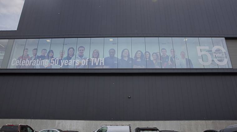TVH ha colgado una pancarta con la imagen de sus empleados en la ventana del nuevo almac&eacute;n, junto a la autopista E17, en B&eacute;lgica.