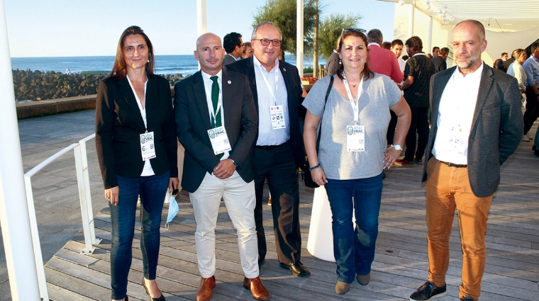 Desde la izquierda, Emilie Beau, directora general de la asociaci&oacute;n L&rsquo;Hermione-Lafayette; Mathieu Berg&eacute;, consejero de la Regi&oacute;n de Nueva Aquitania y delegado de la Eurorregi&oacute;n, Cooperaci&oacute;n Transfronteriza, Puertos y Aeropuertos; Stephane Hubert, presidente del CLIPER; Sandrine Derville, vicepresidenta de la Regi&oacute;n de Nueva Aquitania; y Pascal Marty, director del Puerto de Baiona.