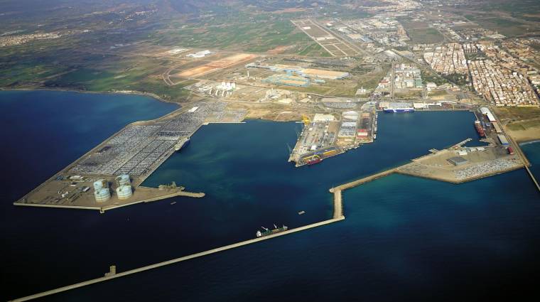 Los graneles líquidos y sólidos han aupado el tráfico portuario en Sagunto hasta superar los 9 millones de toneladas.