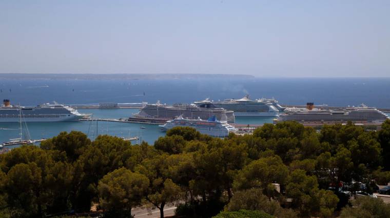 El Govern y las principales navieras acordaron el pasado año que en el mismo día solo llegarán a Palma un total de tres cruceros, y solo uno de ellos podrá tener una capacidad superior a los 5.000 pasajeros.