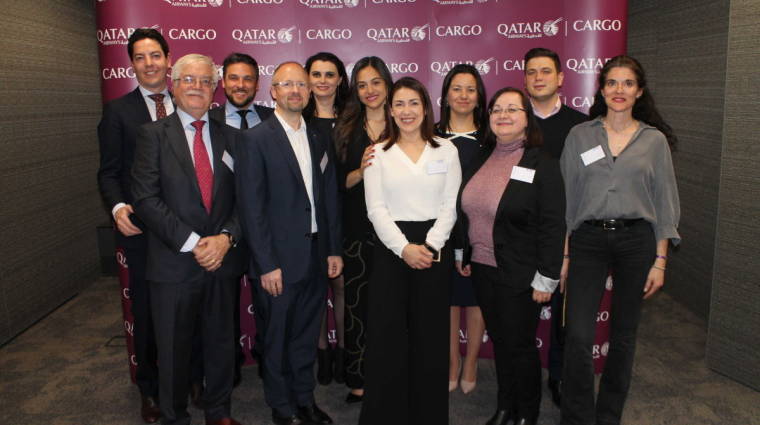 En la imagen, el equipo de ATC Aviation, encabezado por Carlos Alfaro, director en Madrid (segundo por la izquierda) junto a la directora de Qatar Cargo en Espa&ntilde;a, Stephanie Penarete, sexta por la izquierda. Foto M.J.