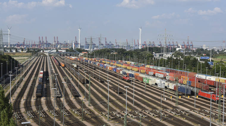 Cada d&iacute;a m&aacute;s de 200 trenes de mercanc&iacute;as utilizan los aproximadamente 300 km de la red ferroviaria del puerto alem&aacute;n.