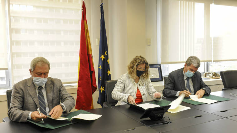 Jos&eacute; Ram&oacute;n &Aacute;lvarez, Mar&iacute;a Luisa Dom&iacute;nguez y Aurelio Mart&iacute;nez, durante la firma del protocolo hoy en Madrid.