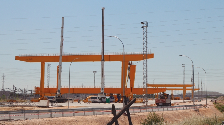 Montaje de la estructura de la tercera grúa pórtico en la Terminal Oeste de Vicálvaro el pasado viernes. Al fondo, las otras dos estructuras ya listas. Foto M.J.